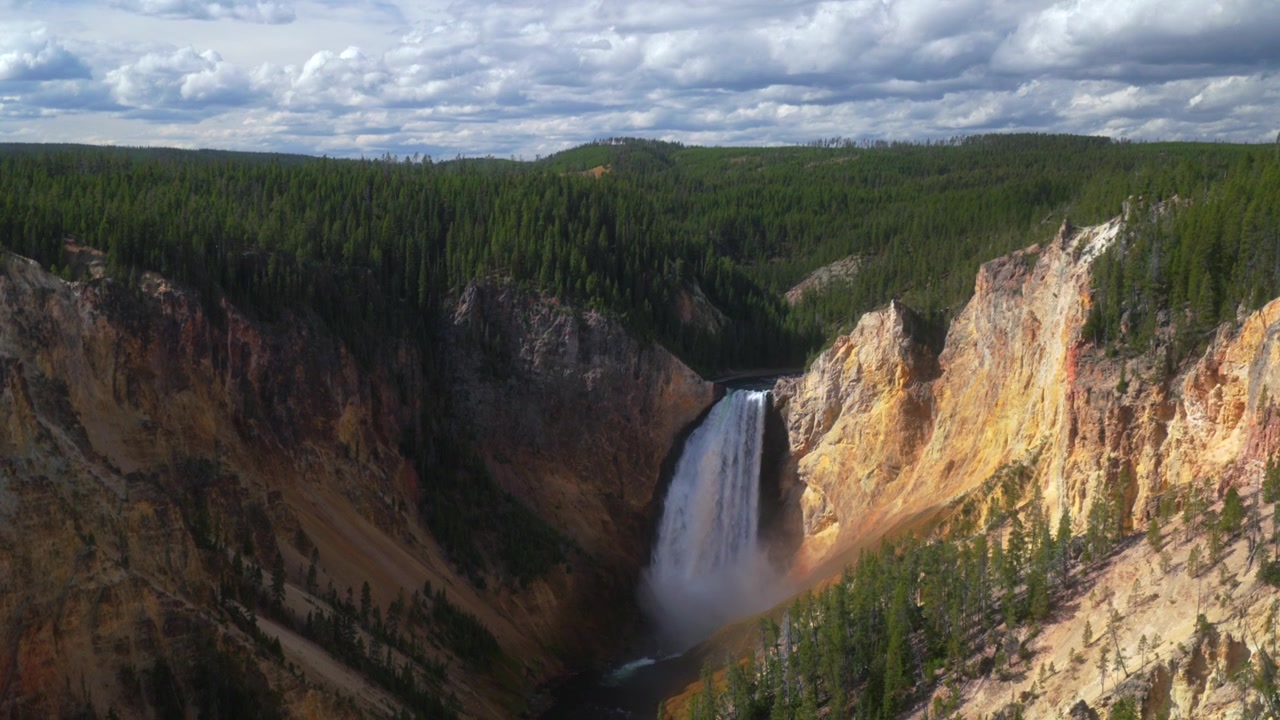 Grand Canyon Yellowstone dengan air terjun bertingkat, Titik Pandang Inspiration Point, Jalan Lingkar Tepi Utara, Taman Nasional Yellowstone Wyoming. Pemandangan alam Sungai Yellowstone yang indah di pagi yang cerah dengan awan, terlihat dari atas ke bawah.