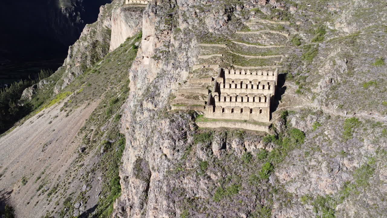 panorámica aérea del sitio histórico de la ciudad de ollantaytambo cortado en la ladera de una colina en perú