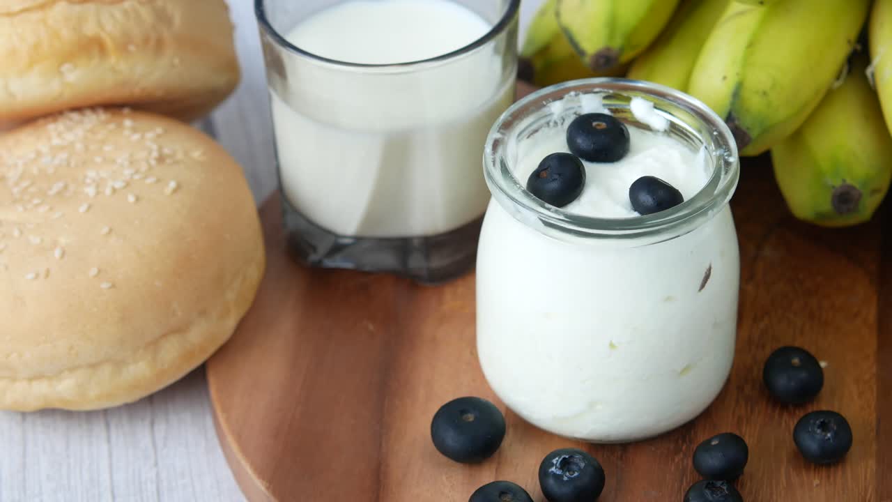 desayuno saludable con yogur, plátanos, leche y arándanos