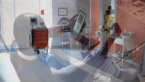 composición de un hombre afroamericano sosteniendo un teléfono inteligente con código qr en la pantalla contra el hospital