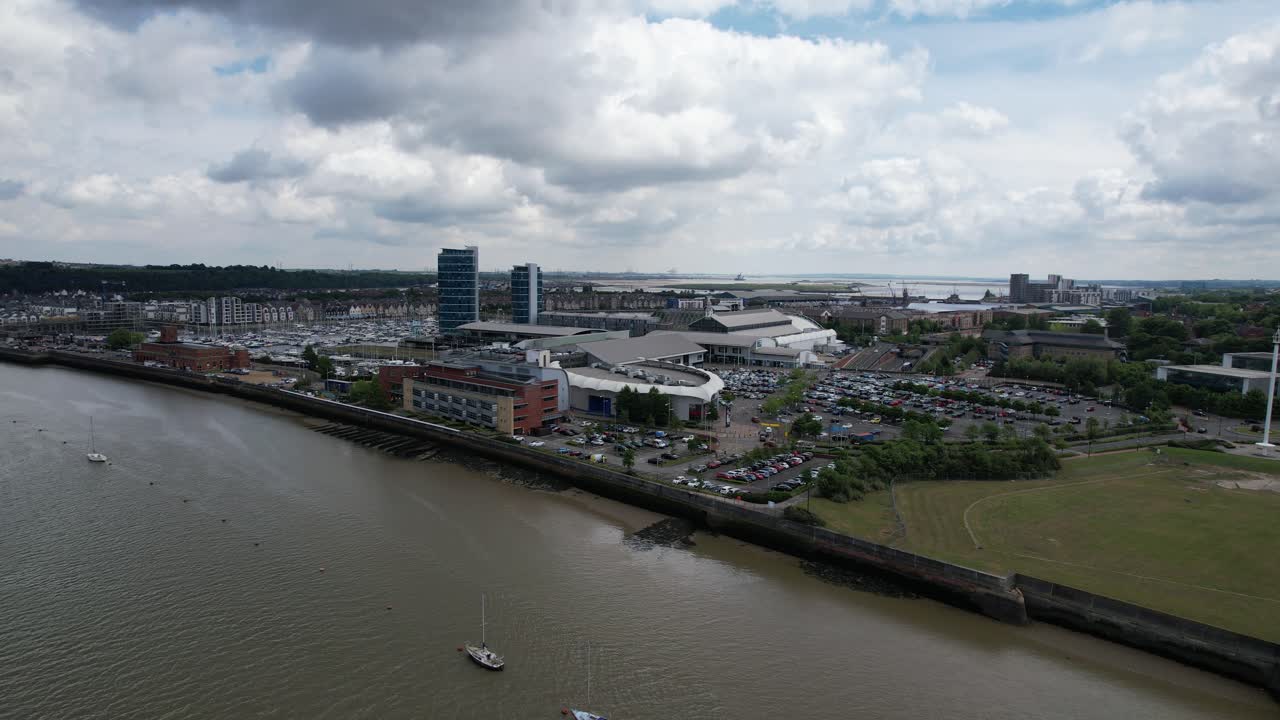 부둣가 쇼핑 센터 강 메드웨이 세인트 메리 섬 켄트 영국 드론 조감도