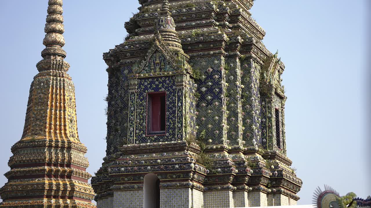 cámara lenta que establece la toma de las hermosas pagodas en el templo de wat pho