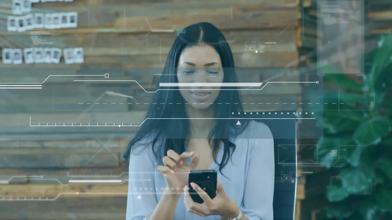 animación del procesamiento de datos sobre una mujer de negocios que usa un teléfono inteligente