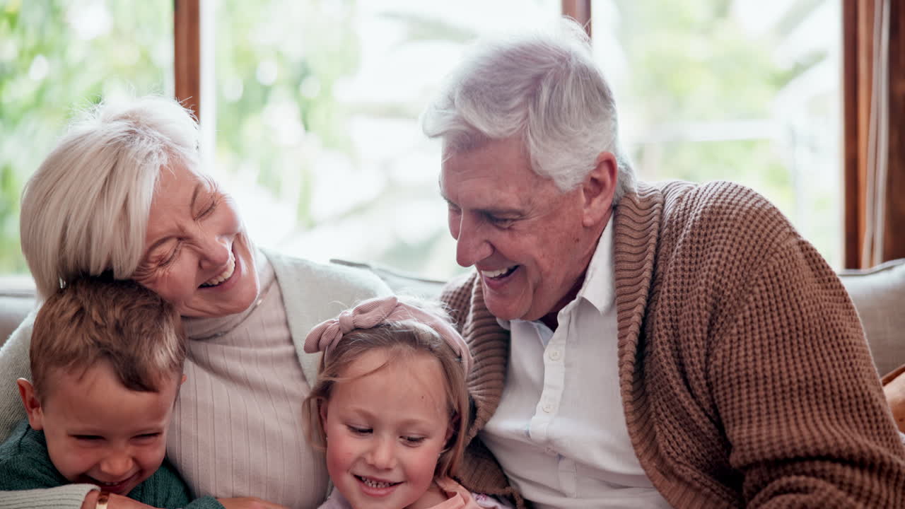 Sorriso, amore e bambini con i nonni