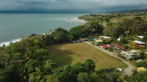 Serena-Vista-Aérea-De-Una-Comunidad-Costera-En-Costa-Rica-Exuberante-Vegetación-Mar-Tranquilo