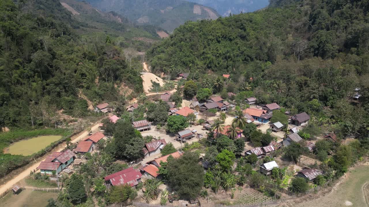 Ripresa con drone di un villaggio isolato nella città montana di Nong Khiaw in Laos, Sud-est asiatico