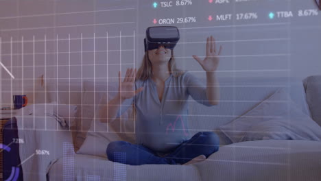 animación del procesamiento de datos del mercado de valores sobre mujer caucásica que usa auriculares vr en casa