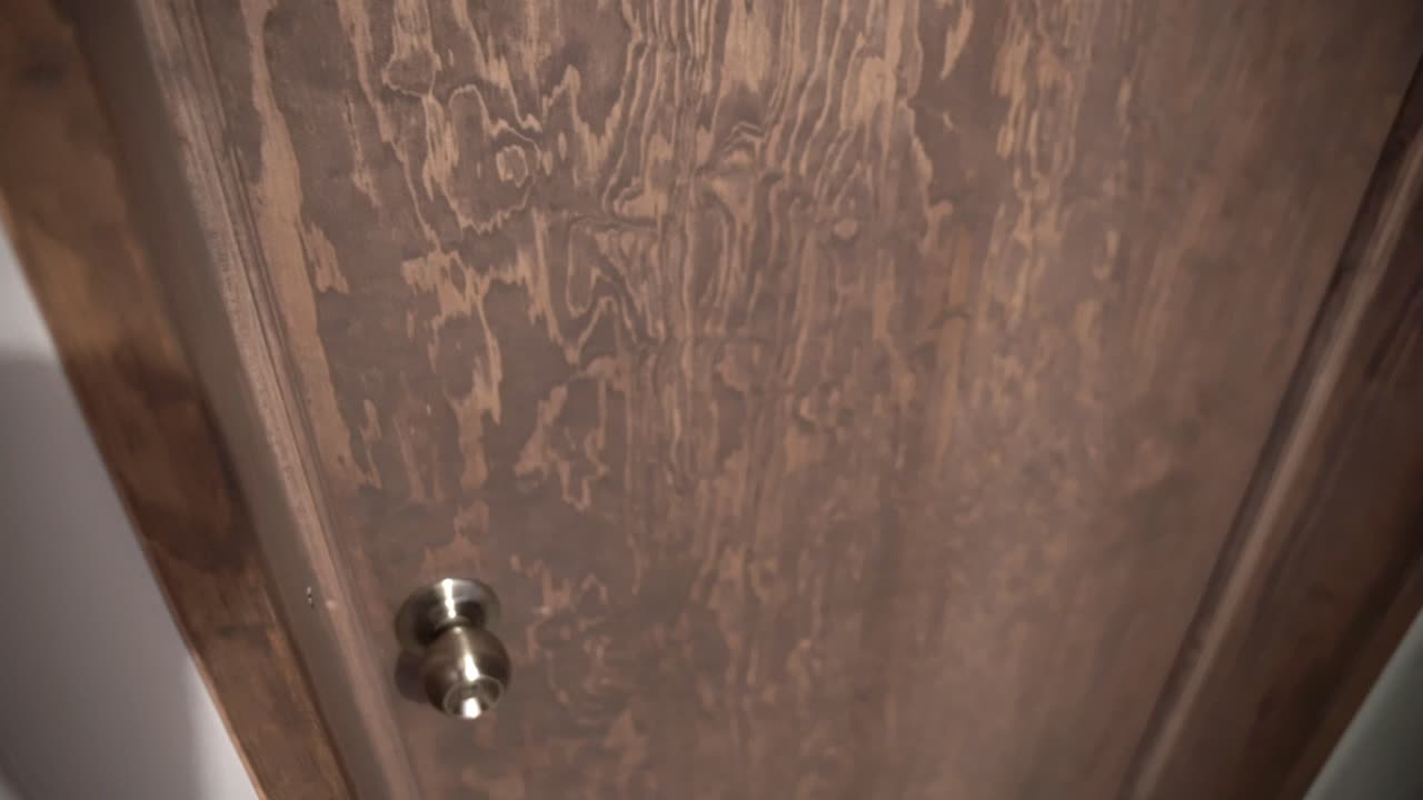 tipo llamando a una puerta de madera