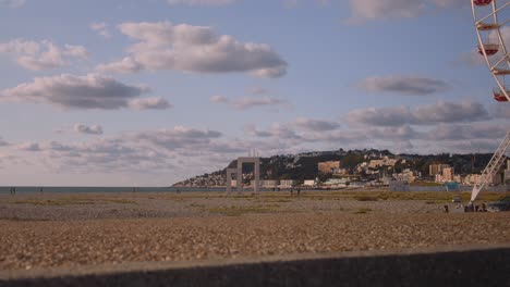 toma estática de la noria sobre una playa de arena en le havre, ciudad portuaria en el sena marítimo en francia durante la noche