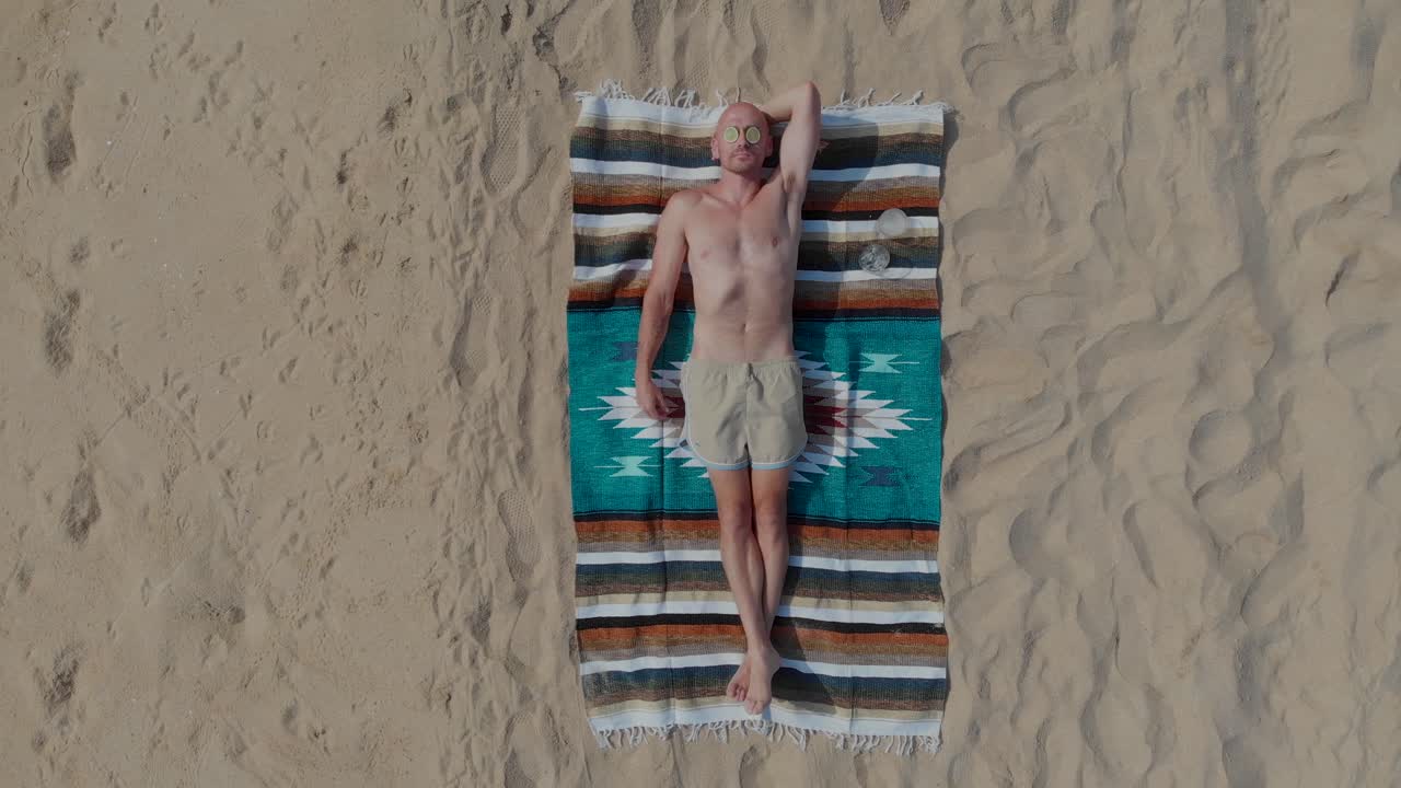 мужчина на пляже в мексике