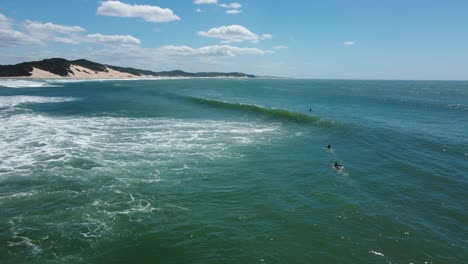 Jóvenes-Surfistas-Disfrutando-De-Las-Cálidas-Aguas-Del-Este-De-Londres,-Sudáfrica