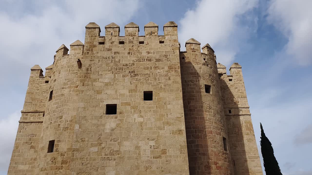 impresionante antigua fortaleza de córdoba contra un cielo azul de verano