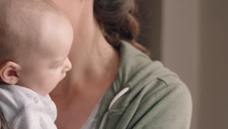 Madre-Joven-Sosteniendo-Al-Bebé-En-Casa-Calmando-Al-Recién-Nacido-Mamá-Calmando-Suavemente-Al-Bebé-Disfrutando-De-Una-Maternidad-Enriquecedora