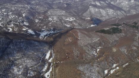 Vídeo-De-Dron-De-Montañas-Rumanas-Con-Parches-De-Nieve-Esparcidos-Por-El-Paisaje.