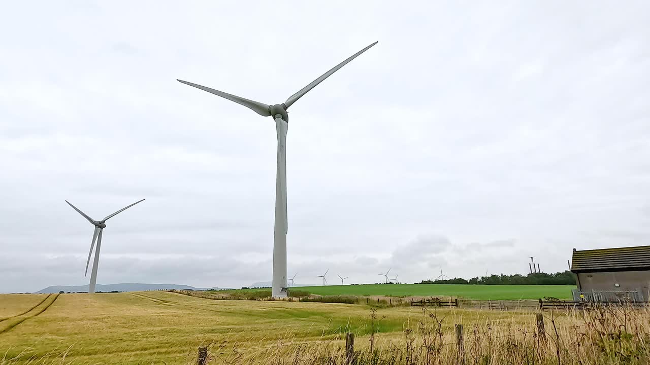 스코틀랜드의 던클드 시골에서 회전하는 풍력 터빈