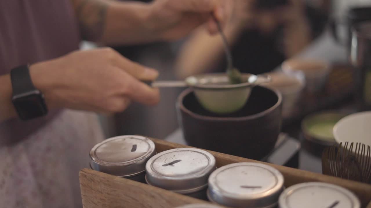 mujer haciendo una taza de café en la cafetería