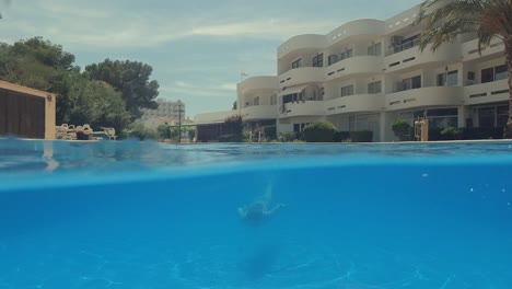 Niña-Buceando-En-La-Piscina