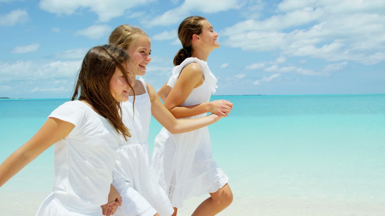 사랑하는 백인 가족이 열대 해변에서 재미를 느끼고 있습니다.