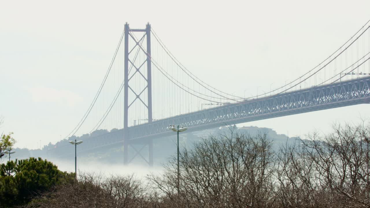 안개 낀 날씨에 잔잔한 강 위에 유명한 리스본 현수교, 포르투갈