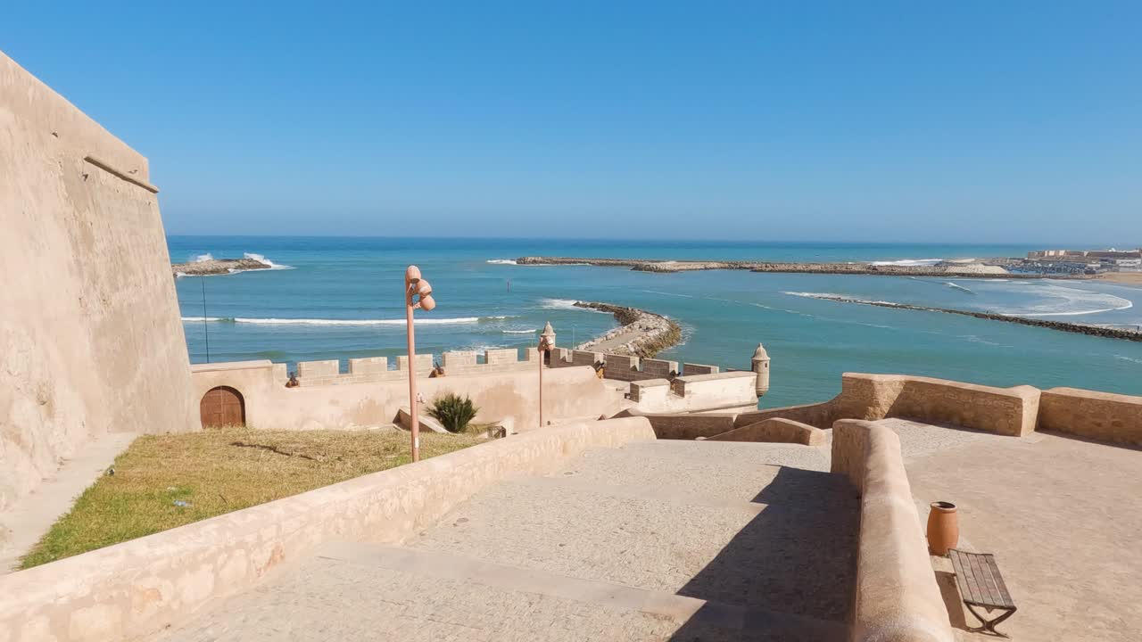 vista panorámica del océano desde la kasbah de los udayas, rabat, con un estado de ánimo sereno