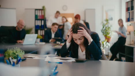 Besorgte-Geschäftsfrau-Mit-Dokumenten-Im-Büro.