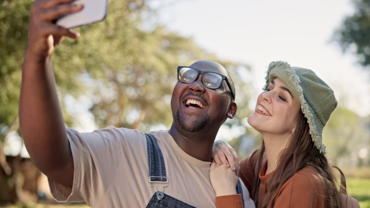 Interrazziale, coppia e selfie