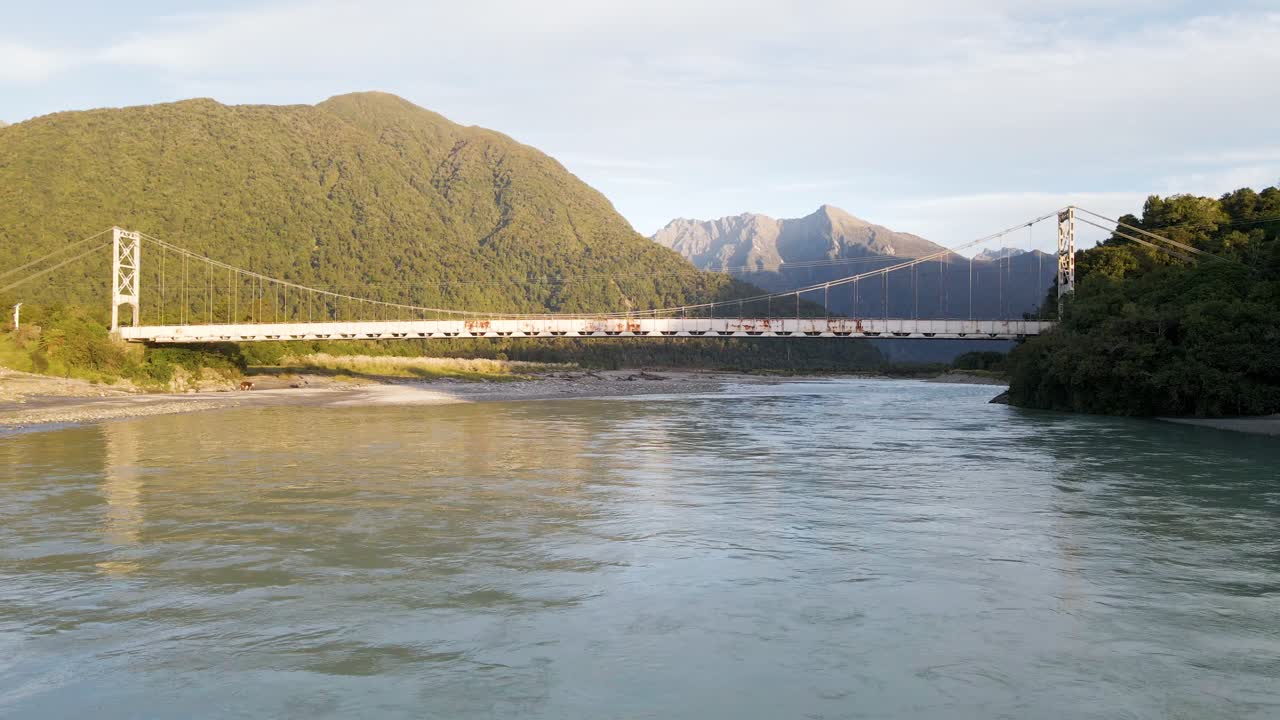 해가 지면 에 있는 칸가루아 현수 다리