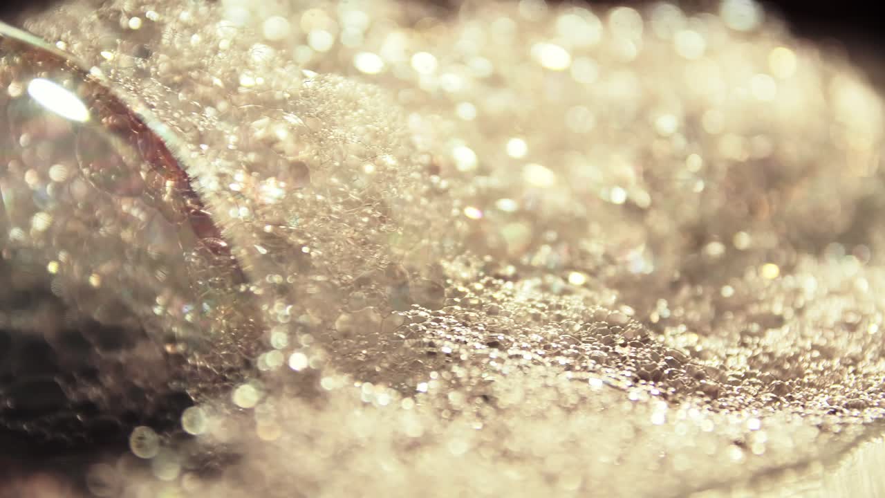 주위를 회전하는 노란색 거품 거품