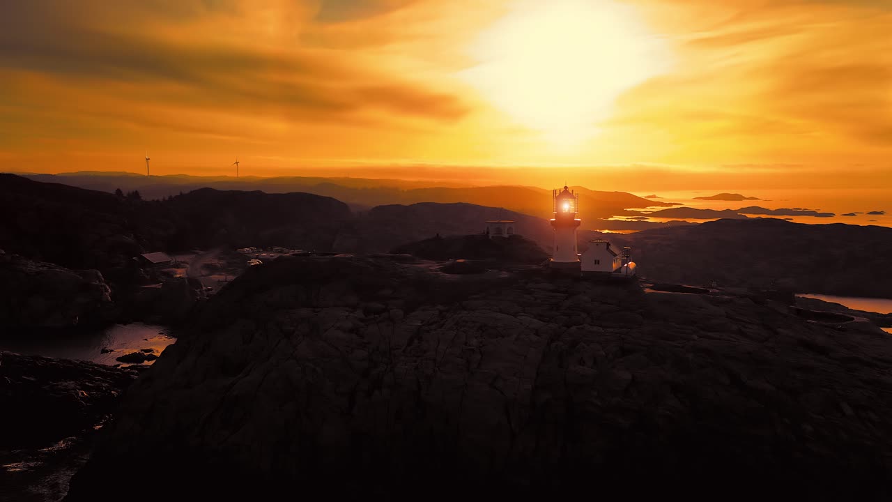 해안 등대. 린데스네스 등대는 노르웨이의 가장 남쪽 끝에 있는 해안 등대입니다.