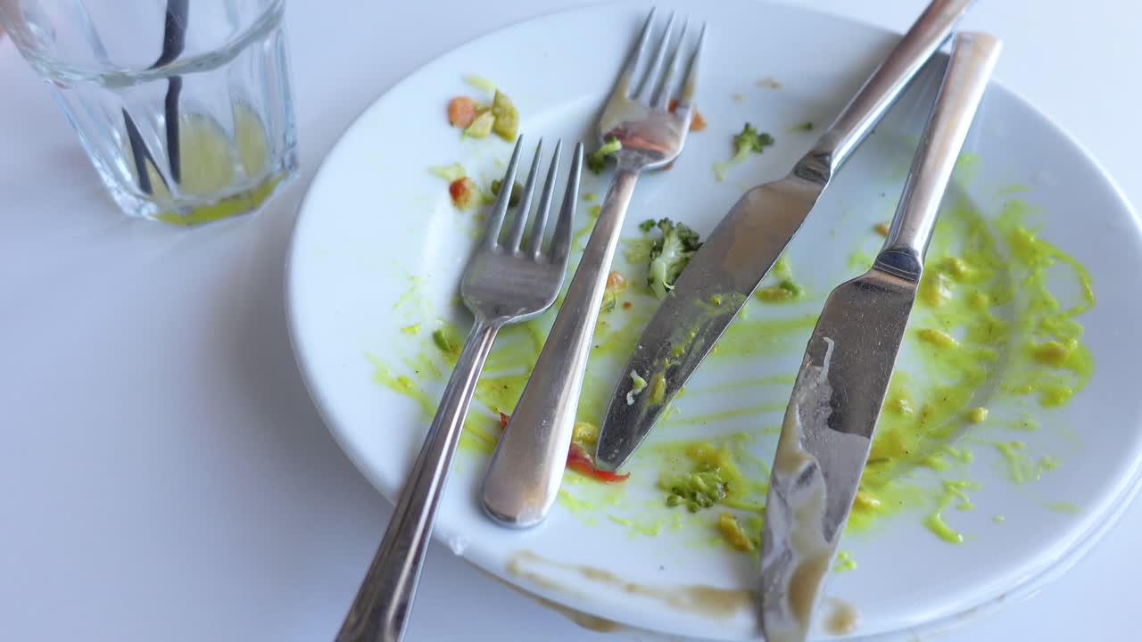 식구 와 잔류물 이 있는  빈 접시