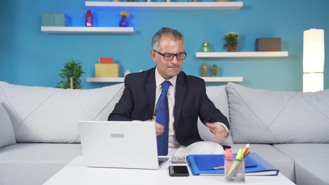 trabajador de oficina en casa de buen humor.