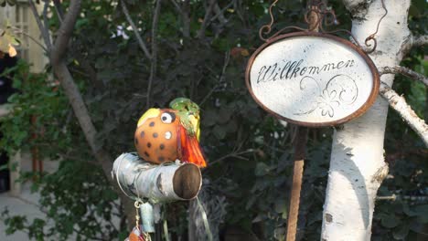 cartel de bienvenida en el jardín con algunas figuras