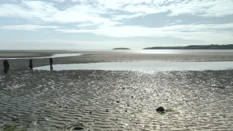 Ondulaciones-De-Arena-En-La-Playa-De-Pilmore-Strand-Durante-La-Marea-Baja-En-El-Condado-De-Cork,-Irlanda