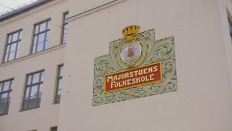 Majorstuens-Folkeskole,-Majorstuen-school-sign-in-Oslo,-Norway-on-a-cloudy-winter-day