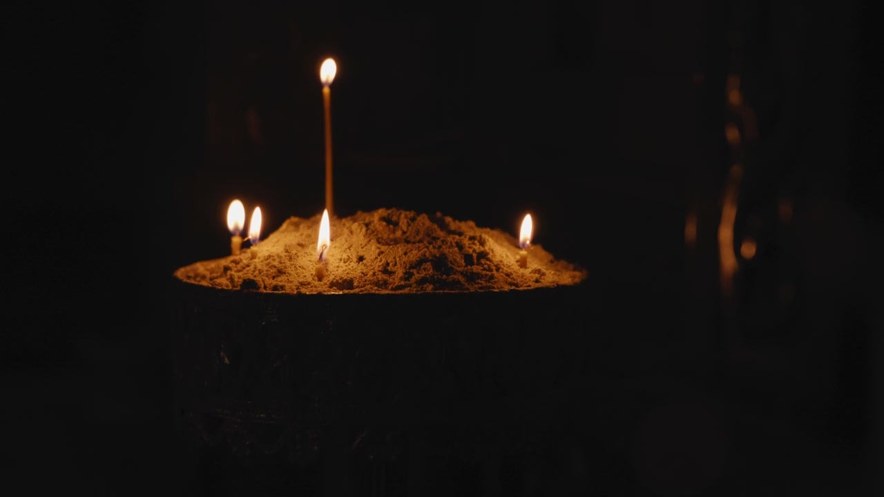 Candele accese sulla sabbia