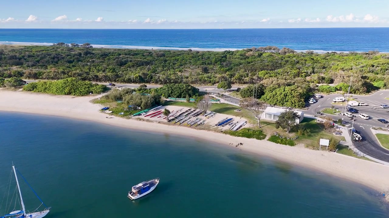 Ripresa aerea con drone di barche in acque calme vicino a Main Beach, Queensland, Australia.