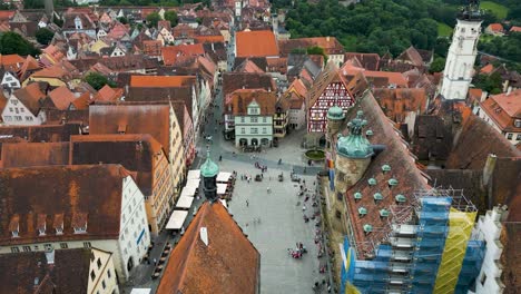 video de dron aéreo de 4k del ayuntamiento, la torre del reloj y el museo alemán de navidad en la plaza del mercado de rothenburg, alemania