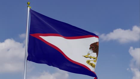 Flagge-Von-Amerikanisch-Samoa-Bewegt-Sich-Im-Wind-Mit-Einem-Klaren-Blauen-Himmel-Im-Hintergrund,-Wolken-Bewegen-Sich-Langsam,-Fahnenmast,-Zeitlupe