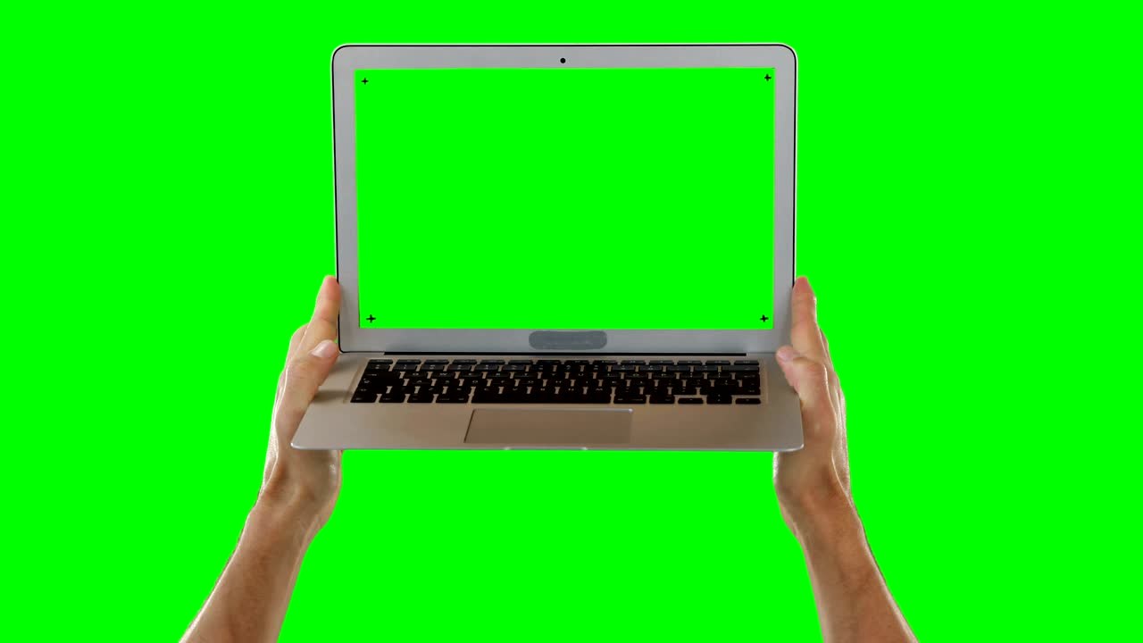 las manos sosteniendo el portátil