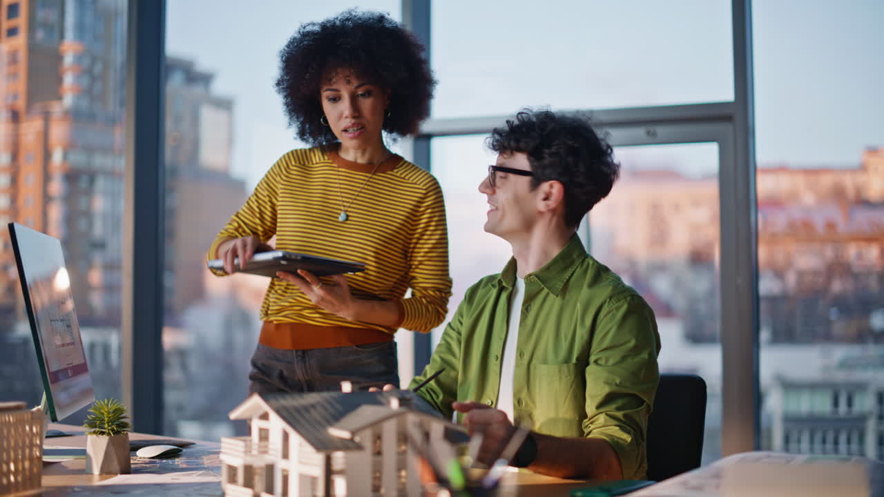 Dirigente donna che controlla il lavoro del manager nell'ufficio di costruzione. Progetto architettonico