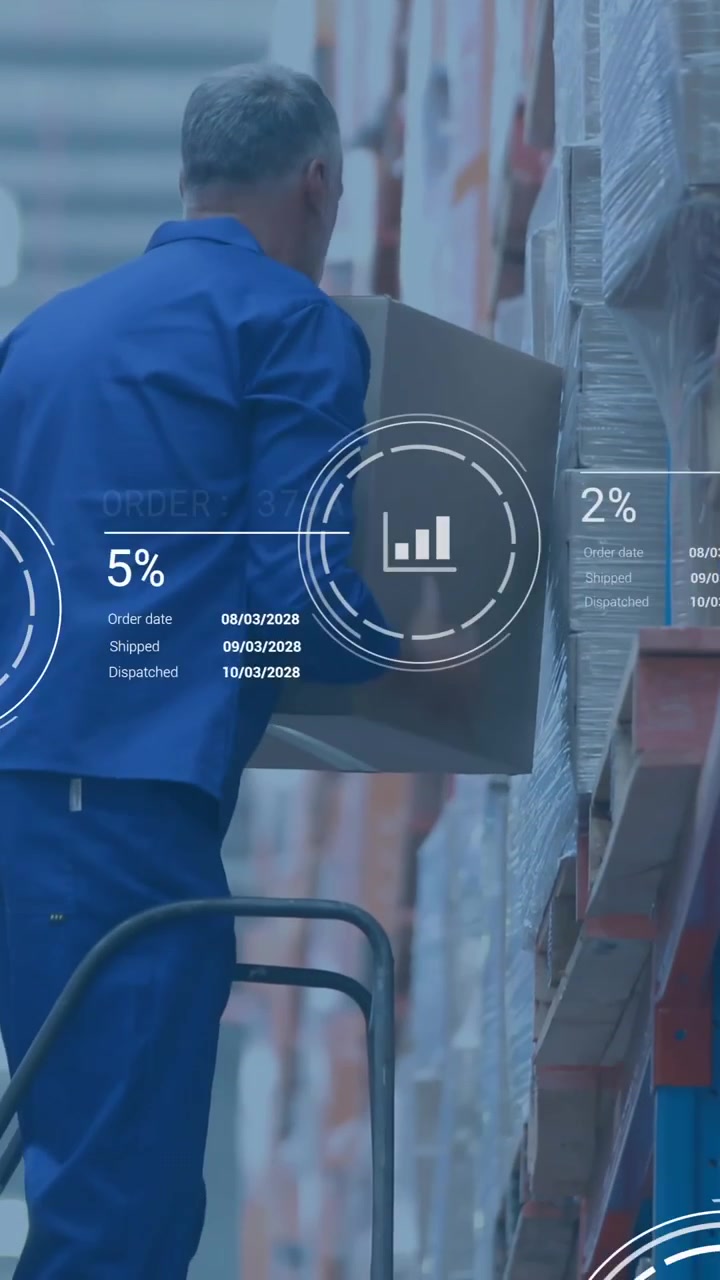 Lagermedarbejder flytter kasser, animation af logistikdatabehandling over scenen.