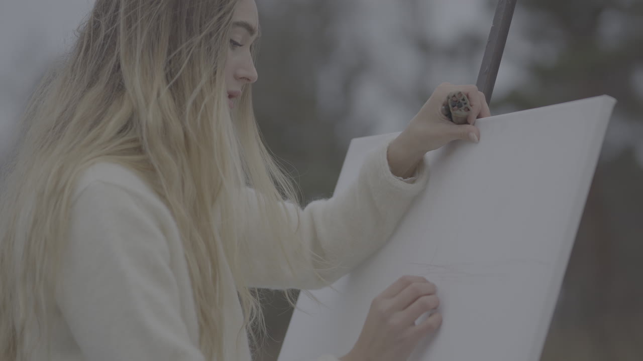 женщина рисует на открытом воздухе