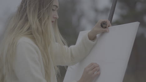mujer pintando al aire libre