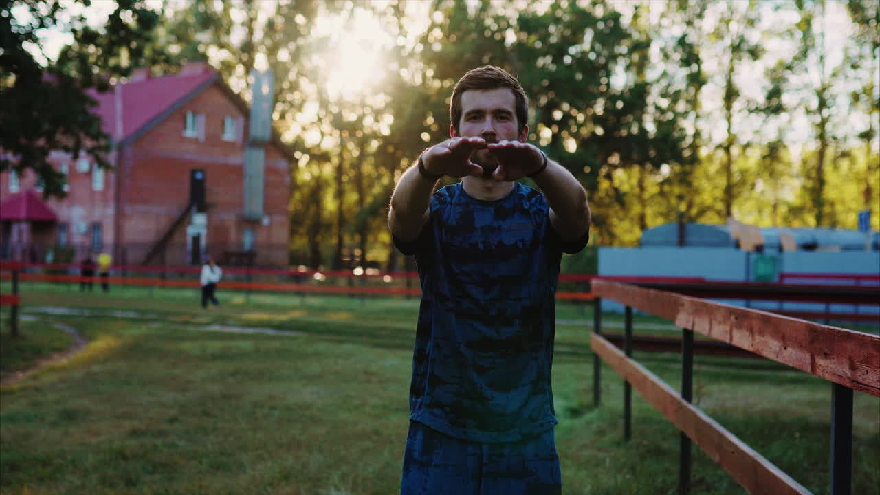 hombre estirándose al aire libre