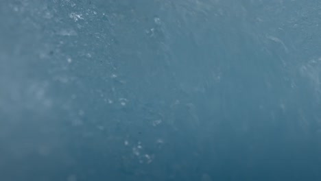 el agua cae a través del hielo en el glaciar perito moreno, el glaciar más icónico del mundo.