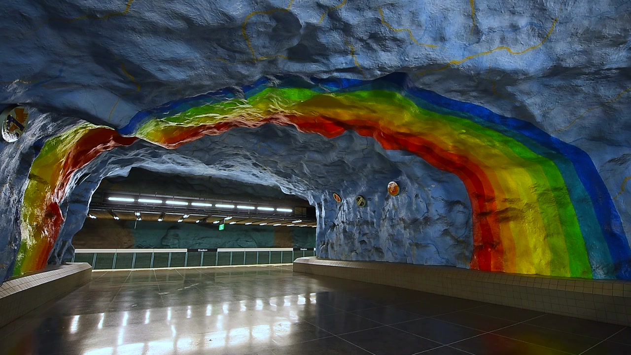 La estación Stadion en Estocolmo, Suecia, es una de las estaciones de metro más famosas y visualmente impactantes de la capital sueca