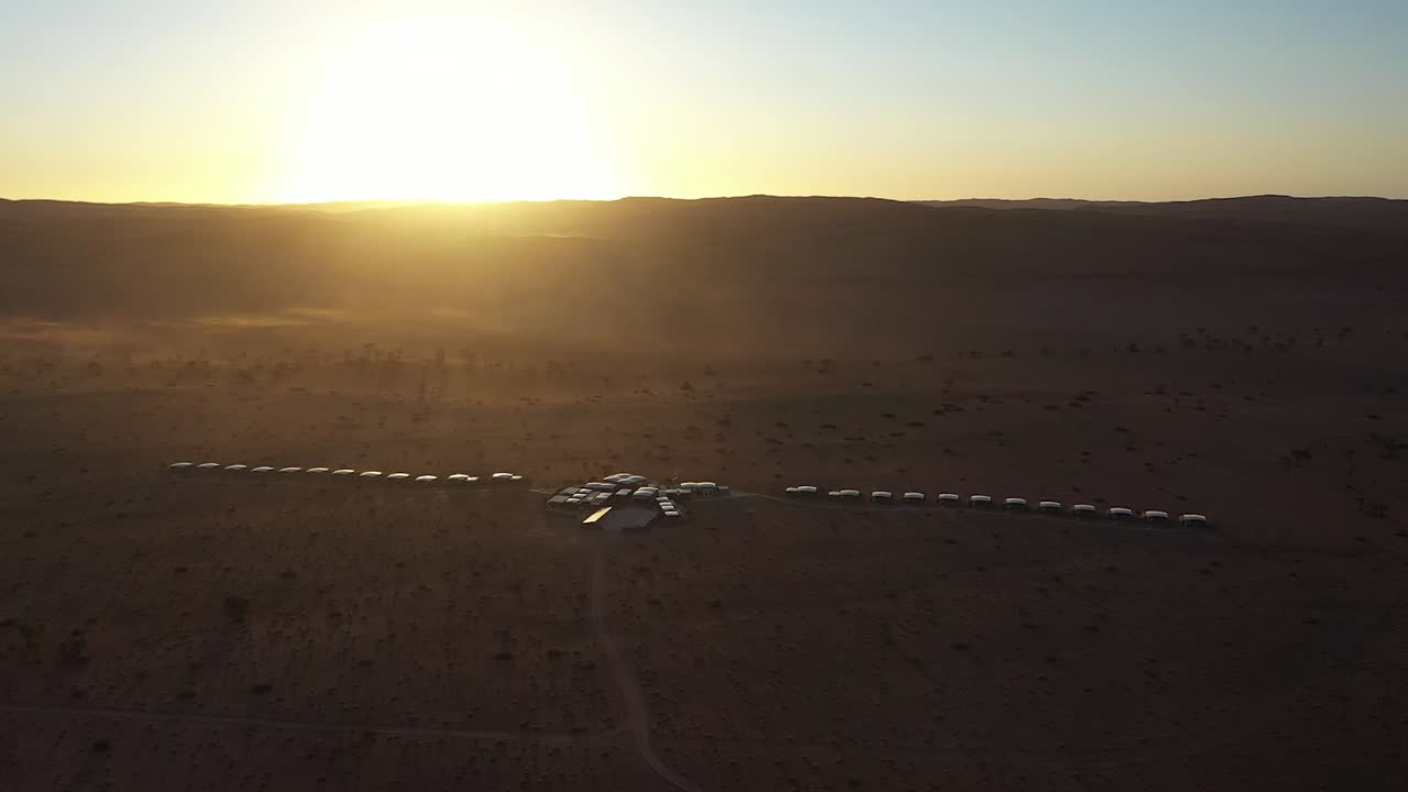 해가 지는 나미비아 사막 의 소수스블레이 근처 에 있는 일부 로지 들 의 공중 뷰