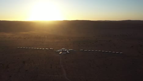 Vista-Aérea-De-Algunos-Albergues-Cerca-De-Sossusvlei-En-El-Desierto-De-Namibia-Al-Atardecer