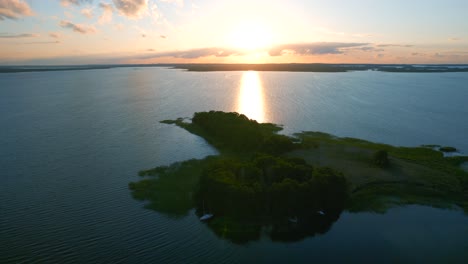 Ein-Nach-Unten-Geneigter-Schuss-Einiger-Yachten-Im-Meer-Um-Eine-Insel-Herum-Auf-Einem-Hintergrund-Des-Himmels-Mit-Wolken