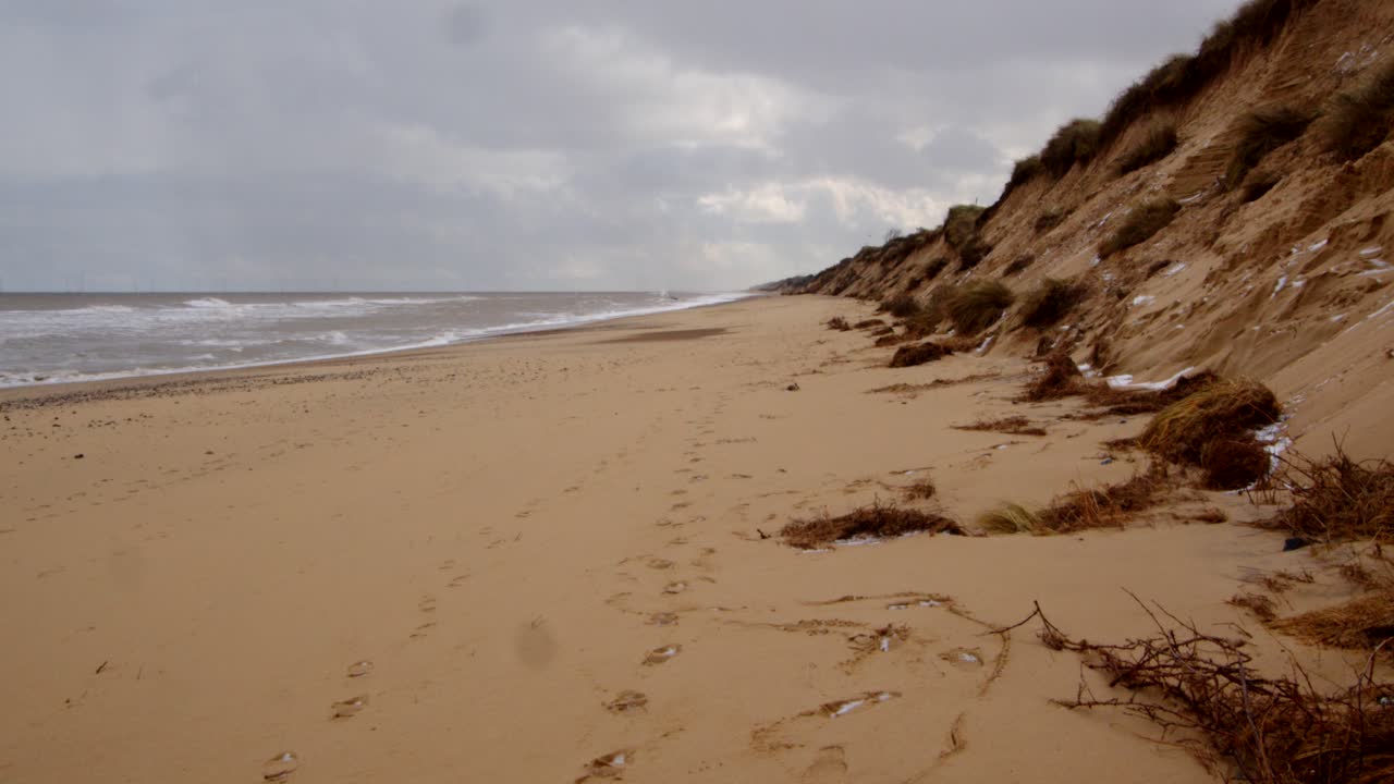 erosión costera de sandunes en hemsby beach, con el mar en el tercio superior